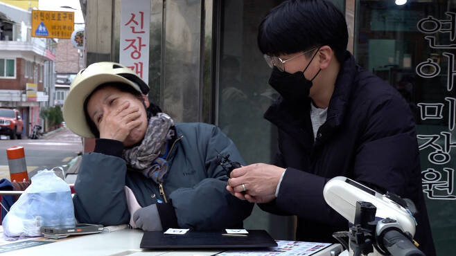 서울 관악구에서 만난 시민이 로봇이 구운 고기와 사람이 구운 고기를 시식하고 있다. [촬영 = 안경찬PD]