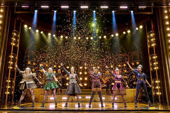 헨리 8세 여섯 왕비의 이야기를 담은 ‘식스 더 뮤지컬’은 2017년 에든버러 페스티벌을 통해 첫 선을 보인 이후, 2019년 웨스트엔드, 2020년 브로드웨이에 입성하며 신선한 돌풍을 일으켰다. 아시아 최초로 한국에서 내한 공연을 진행했고, 오는 31일부턴 세계 최초 라이선스 공연이 막을 올린다. [클립서비스, Manuel Harlan 제공]