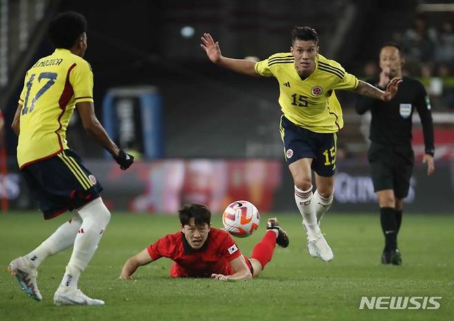 [울산=뉴시스] 정병혁 기자 = 24일 오후 울산 남구 문수축구경기장에서 열린 하나은행 초청 축구 국가대표 평가전 대한민국과 콜롬비아의 경기, 대한민국 이재성이 콜롬비아 마테우스에게 걸려 넘어지고 있다. 2023.03.24. jhope@newsis.com