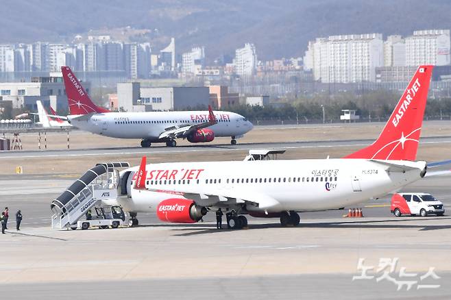 26일 오전 김포공항 국내선 활주로에 이스타항공 비행기가 이·착륙을 준비하고 있다. 이날 이스타항공은 2020년 3월 24일 경영난으로 운항을 중단한 후 3년만에 운행을 재개했다. 류영주 기자