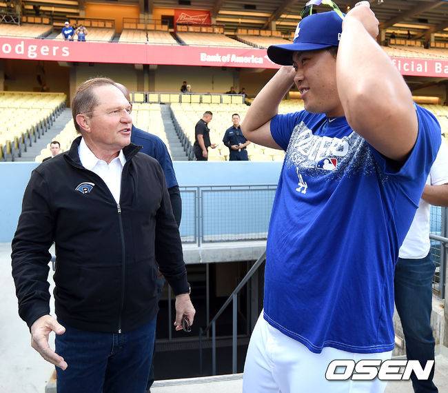 [OSEN=최규한 기자] LA 다저스 시절 류현진(오른쪽)이 에이전트 스캇 보라스가 대화를 나누고 있다. 2018.10.06