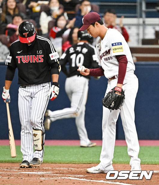 [OSEN=고척, 박준형 기자]2회초 2사 3루 LG 송찬의의 타석때 키움 안우진 선발투수가 폭투로 동점을 허용한뒤 아쉬워하고 있다.  2023.03.26 / soul1014@osen.co.kr