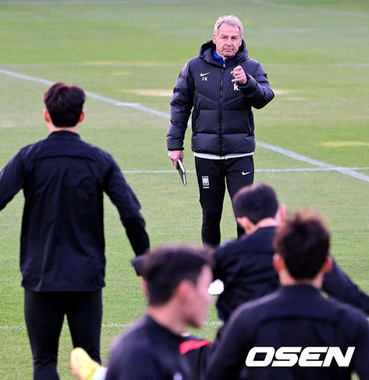 [OSEN=파주, 최규한 기자]A대표팀 클린스만 감독이 선수들의 훈련을 지켜보고 있다. 2023.03.26 / dreamer@osen.co.kr