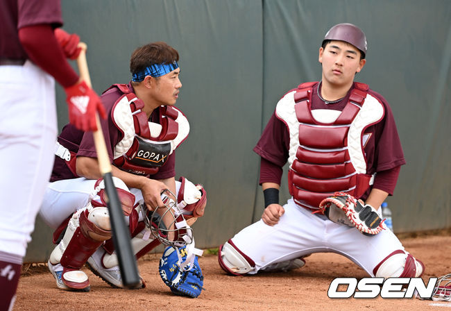 키움 포수 김동헌(오른쪽)이 이지영과 이야기를 나누는 모습. /OSEN DB