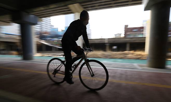 서울영등포지역자활센터 재생자전거 공방 기능사가 자신이 조립한 재생자전거의 시험주행을 하고 있다. 버려진 폐자전거가 새 생명을 부여받고 세상에 나서는 순간이다.