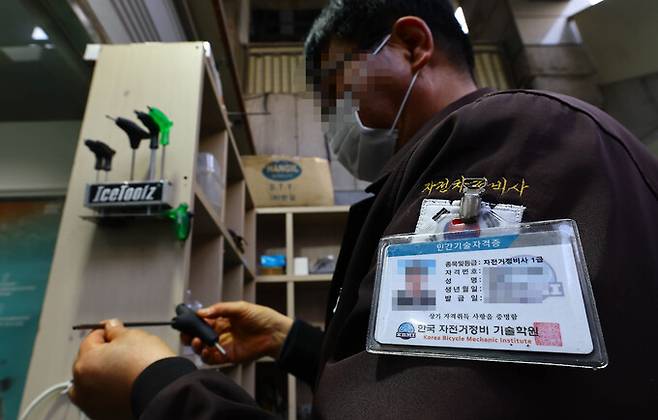 공방과 판매점의 기능사들은 전원 자전거정비사 자격증을 보유한 전문가들이다.