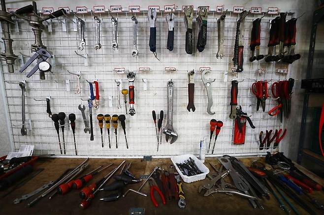 기능사들이 사용하는 각종 공구가 가지런히 걸려 있다.