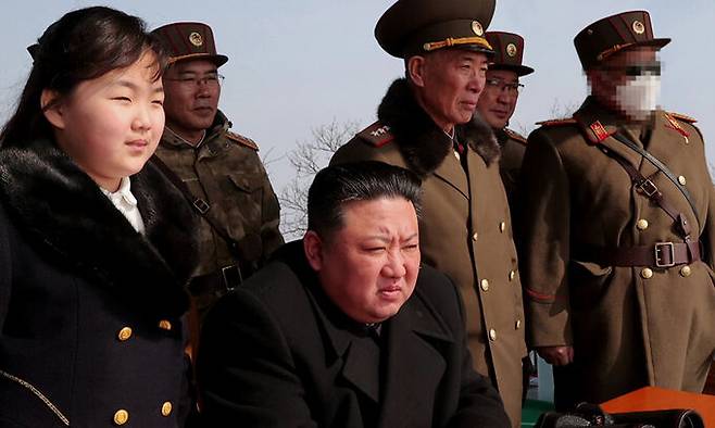 북한 조선중앙TV는 김정은 국무위원장과 딸 김주애가 참관한 가운데 지난 18~19일 전술핵운용부대들의 '핵반격가상종합전술 훈련'을 진행했다고 보도했다. 뉴시스, 조선중앙TV 캡처