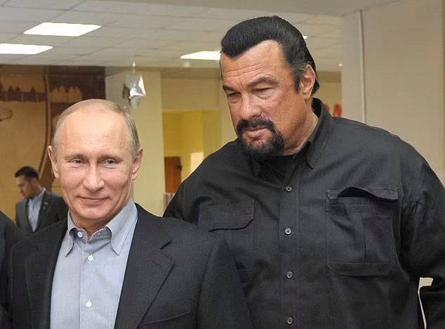 ‘시걸 형’이 러 무술 교관? 우크라 “이상한 손동작” 조롱…진짜 이유는? / 사진=블라디미르 푸틴 러시아 대통령과 할리우드 배우 스티븐 시걸의 모습. AFP 연합뉴스