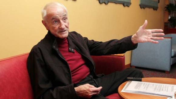 지난 21일(현지시간) 91세를 일기로 세상을 떠난 프랑스의 빙하학자이며 기후변화의 위험성을 가장 먼저 경고한 인물 중의 한 명인 클로드 로리우스가 2011년 파리의 한 호텔에서 취재진을 만나 자신의 남극 탐험 등을 들려주고 있다. 그는 한때 “나는 과학을 선택한 것이 아니라 탐험을 선택했다”고 털어놓았다. AFP 자료사진