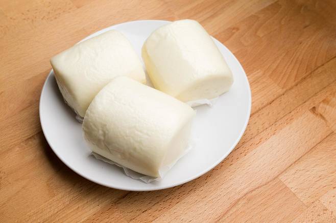 화교였던 ‘찐개’는 늦은 여름밤이면 내의 바람으로 담벼락에 기대앉아 중국식 만두를 먹었다.ⓒYayImages