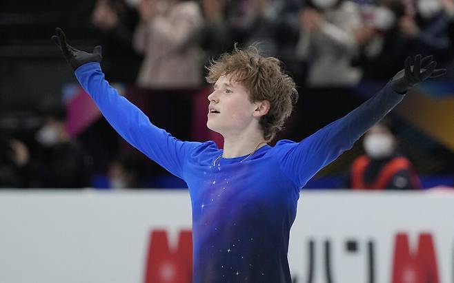 ▲ 일리야 말리닌이 2023 ISU 피겨 세계선수권대회 남자 싱글 프리스케이팅을 마친 뒤 관중들에게 인사하고 있다. ⓒ연합뉴스/AP