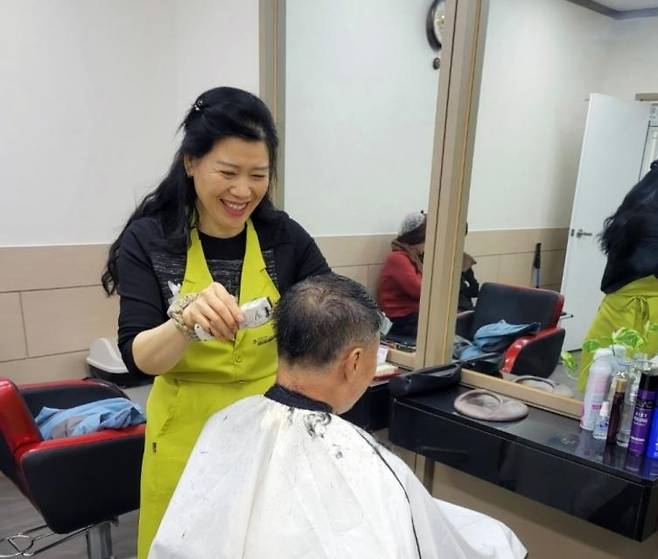노인복지관에서 미용 봉사하는 고순옥 씨 [고순옥 씨 제공. 재판매 및 DB 금지]
