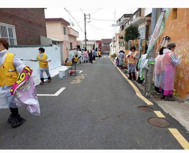 고순옥 씨가 참여한 벽화 그리기 봉사 [고순옥 씨 제공. 재판매 및 DB 금지]