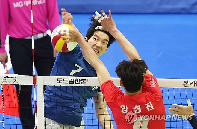 공격하는 허수봉 (수원=연합뉴스) 홍기원 기자 = 26일 경기도 수원실내체육관에서 열린 프로배구 V리그 남자부 플레이오프 2차전 한국전력 빅스톰과 현대캐피탈 스카이워커스의 경기. 현대캐피탈 허수봉이 공격하고 있다. 2023.3.26 xanadu@yna.co.kr