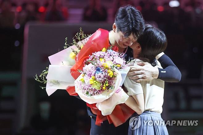 아내 김사란 씨와 포옹하는 양희종 (안양=연합뉴스) 신현우 기자 = 26일 경기도 안양체육관에서 열린 2022-2023 SKT 에이닷 프로농구 정규리그 안양 KGC인삼공사와 원주 DB 프로미의 경기. KGC 양희종이 하프타임 때 열린 은퇴식에서 아내 김사란 씨와 포옹하고 있다. 2023.3.26 nowwego@yna.co.kr