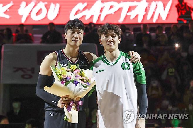 DB 박찬희에게 꽃다발 받는 양희종 (안양=연합뉴스) 신현우 기자 = 26일 경기도 안양체육관에서 열린 2022-2023 SKT 에이닷 프로농구 정규리그 안양 KGC인삼공사와 원주 DB 프로미의 경기. KGC 양희종이 하프타임 때 열린 은퇴식에서 DB 박찬희에게 꽃다발을 받고 있다. 2023.3.26 nowwego@yna.co.kr