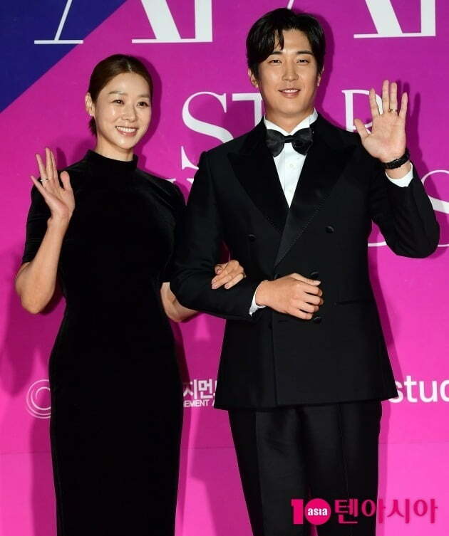 Actor Kang Kyung-joon and Jang Shin-young Couple confluence on KBS2 entertainment The Return of Superman.According to the report on the 27th, Kang Kyung-joon and Jang Shin-young Couple appear in The Return of Superman.Jang Shin-young married in 2006 and gave birth to his son Jung-an, but divorced in 2009.He later developed into a lover with Kang Kyung-joon, who worked with him in the JTBC drama Thorn Flowers, which aired in 2013, and married him in 2018 after five years of dating.In 2019, he held his second son, Jung Woo, in his arms.The two people gathered a lot of topics by revealing their marriage and childcare routine through SBS Sangmyonmong 2.Kang Kyung-joon has already finished his first film with his second son Jung Woo.Kang Kyung-joon was a daily manager on The Return of Superman last year and formed Samjun with Shin Hyun-joons son Tujun (Minjun + Yejun) brothers to show off his extraordinary parenting skills, which draws more expectations.In particular, his second son, Jung Woo, is gaining popularity in SNS as a complete appearance that mixes his mother and father in half, and his attention is focused on the activity of the 5-year-old Jung Woo who grew up in a storm.Meanwhile, The Return of Superman, which Kang Kyung-joon appears, will be broadcast in April.