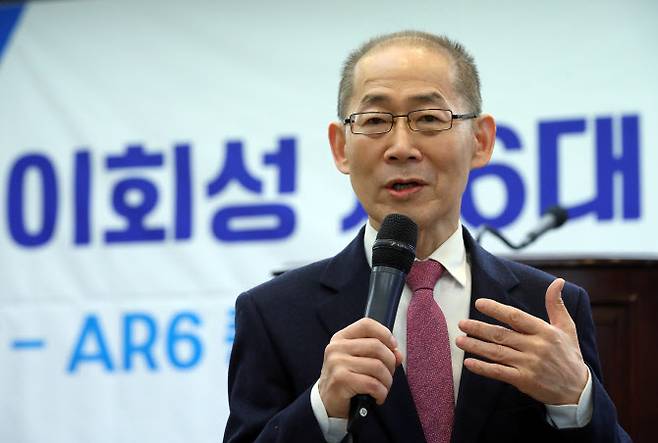 이회성 기후변화에 관한 정부 간 협의체(IPCC) 의장이 27일 서울 중구 한국프레스센터에서 IPCC 6차 종합평가 관련 브리핑을 하고 있다.(사진=뉴스1)
