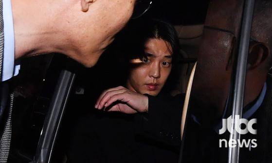 배우 유아인(본명 엄홍식)이 피의자 신분으로 경찰 조사를 마치고 27일 오후 서울 마포구 서울경찰청 마약범죄수사대를 나서며 인터뷰를 하고 있다.  유아인은 프로포폴 상습 투약과 대마, 코카인, 케타민 등 4종류의 마약류 투약 혐의를 받고 있다.  박세완 엔터뉴스팀 기자 park.sewan@jtbc.co.kr (콘텐트비즈니스본부)