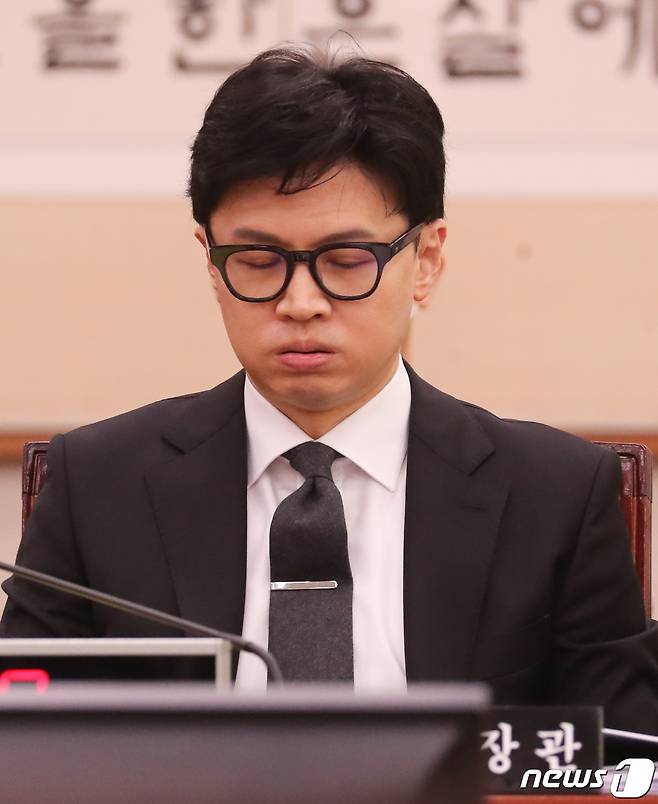 한동훈 법무부 장관이 27일 서울 여의도 국회에서 열린 법제사법위원회 전체회의에서 한숨을 쉬고 있다. 2023.3.27/뉴스1 ⓒ News1 허경 기자