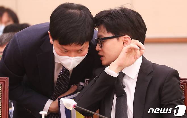 한동훈 법무부 장관이 27일 서울 여의도 국회에서 열린 법제사법위원회 전체회의에서 관계자와 대화하고 있다. 2023.3.27/뉴스1 ⓒ News1 허경 기자