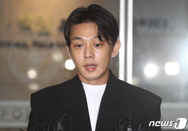 배우 유아인(본명 엄홍식)이 27일 서울 마포구 서울경찰청 마포청사에 출석해 마약 투약 혐의 관련 조사를 마치고 나오며 취재진 질의에 답변하고 있다. 2023.3.27/뉴스1 ⓒ News1 김민지 기자