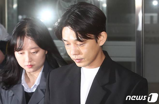 배우 유아인(본명 엄홍식)이 27일 서울 마포구 서울경찰청 마포청사에 출석해 마약 투약 혐의 관련 조사를 마치고 나오고 있다. 2023.3.27/뉴스1 ⓒ News1 김민지 기자
