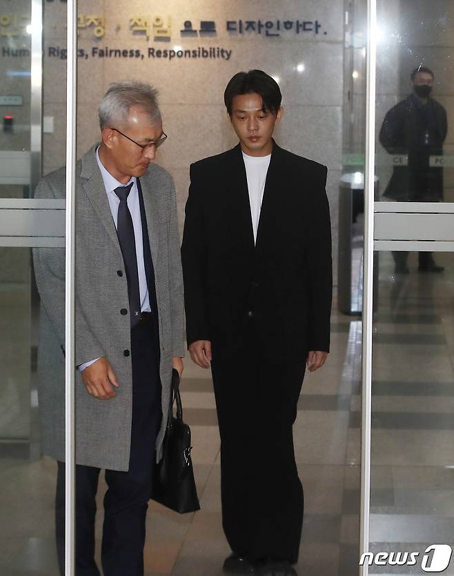 배우 유아인(본명 엄홍식)이 27일 서울 마포구 서울경찰청 마포청사에 출석해 마약 투약 혐의 관련 조사를 마치고 나오고 있다. 2023.3.27/뉴스1 ⓒ News1 김민지 기자