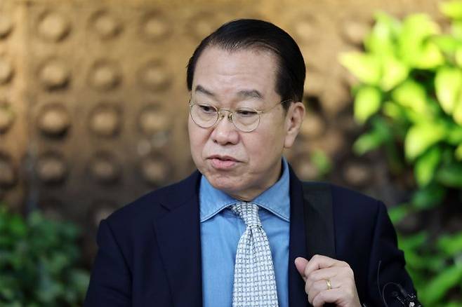 권영세 통일부 장관이 22일 김포공항에서 일본으로 출국하기 전 취재진의 질문에 답하고 있다. [이미지출처=연합뉴스]