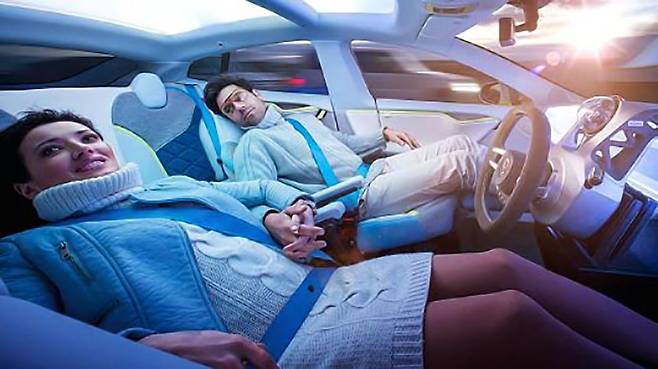 핸들에서 손을 뗀 채 달리는 차 안에서 뒤로 누워 편하게 이동하는 모습. 일론 머스크 테슬라 CEO는 "자율주행 소프트웨어는 거의 끝났다"며 "앞으로는 졸음운전이란 단어가 사라질 것"이라고 말했다. (테슬라 제공)