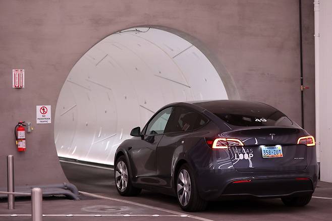 미국 네바다주 라스베이거스 컨벤션센터에서 일론 머스크가 설립한 보링 컴퍼니의 '베가스 루프'를 통해 테슬라 차량이 운행되는 모습.