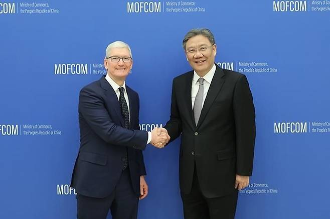 팀 쿡 애플 CEO와 왕원타오 중국 상무부장이 27일 만남을 가졌다. ⓒ중국 상무부 홈페이지 캡처