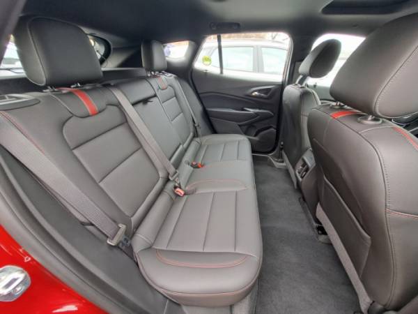 ▲트랙스 크로스오버 2열. 2700mm에 달하는 긴 휠베이스를 통해 뛰어난 공간성을 갖췄다.