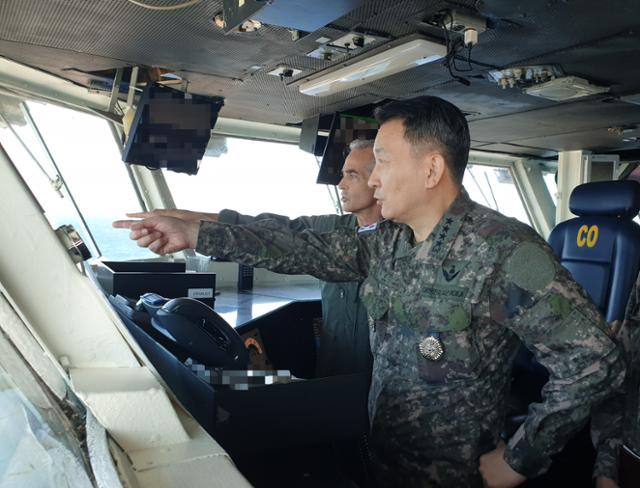 김승겸 합동참모본부 의장이 27일 미국 항공모함 니미츠함(CVN-68)에서 한미연합해상훈련 현장지도를 하고 있다. 합동참모본부 제공