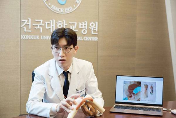 사진설명=건국대병원 정형외과 이동원 교수​./사진=신지호 사진 기자