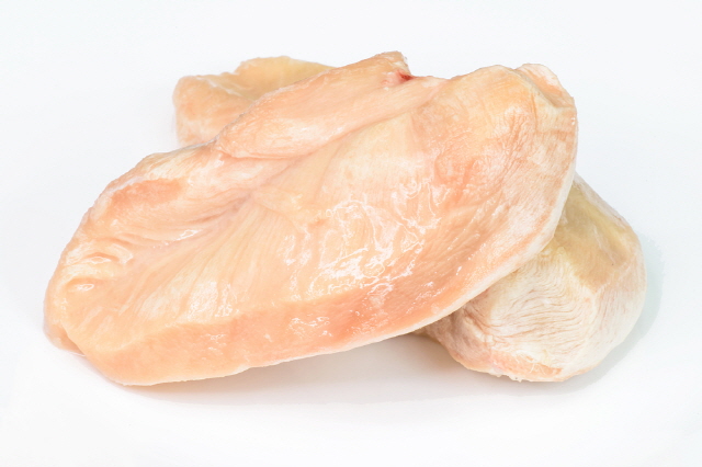 닭가슴살 등 기름기가 적은 살코기 부분은 신진대사를 촉진하고 설사나 배탈 걱정도 덜어준다./사진=클립아트코리아