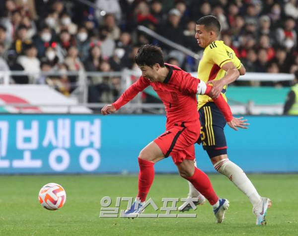 위르겐 클린스만 감독이 이끄는 축구국가대표팀이 24일 오후 울산문수월드컵경기장에서 콜롬비아와 경기를 펼쳤다. 손흥민이 콜롬비아 반칙에 걸려 넘어지고 있다. 울산=정시종 기자