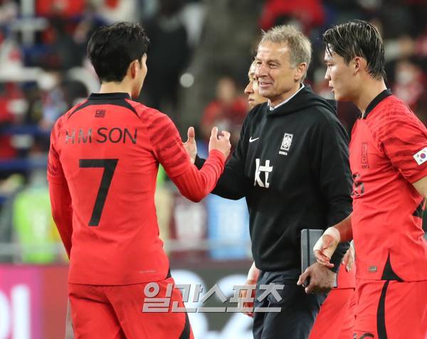 위르겐 클린스만 감독이 이끄는 축구국가대표팀이 24일 오후 울산문수월드컵경기장에서 콜롬비아와 경기를 펼쳤다. 2-2로 비겼다. 경기종료후 손흥민과 클린스만 감독이 손을 맞잡고있다. 울산=정시종 기자