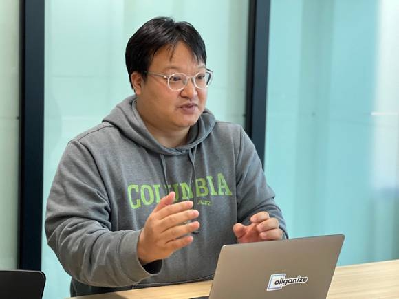 신기빈 올거나이즈 최고인공지능책임자(CAIO)는 최근 서울 강남구 한국 사무소에서 아이뉴스24와 만나 인터뷰하고 있다. [사진=올거나이즈]