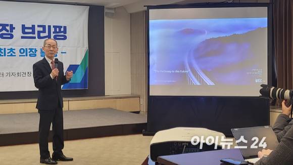 이회성 IPCC 의장이 27일 서울 프레스센터에서 ‘6차 평가(AR6) 종합보고서 시사점과 대한민국 최초 의장 활동’이란 주제로 기자간담회를 열었다. [사진=정종오 기자]