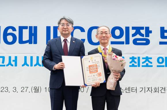 이 의장은 IPCC 의장 활동 등 여러 공로로 윤석열정부로부터 국민훈장 동백장을 받았다. 유희동 기상청장(왼쪽)이 이날 기자간담회가 끝난 뒤 현장에서 이 의장에게 대리 수여했다. [사진=기상청]