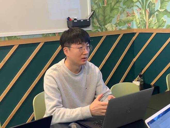 자신의 직무에 대해 설명하고 있는 권혁민 개발자, 출처=IT동아
