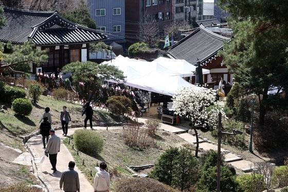 26일 오후 서울 종로구 이화장에서 열린 이승만 전 대통령 탄신 148주년 기념식에서 참석자들이 행사 전 내부를 둘러보고 있다. 연합뉴스