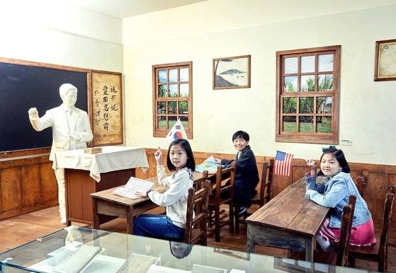 박규리(맨 왼쪽부터)·유정현·조유나 학생기자가 하와이에 세워진 한인학교를 재현한 전시실에서 하와이 재외동포들의 생활에 대해 알아봤다.
