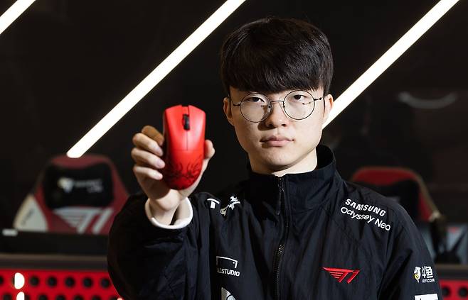 e스포츠 메시라 불리는 페이커 이상혁. 그가 디자인에 참여한 마우스는 완판돼 구할 수도 없다. 김종호 기자