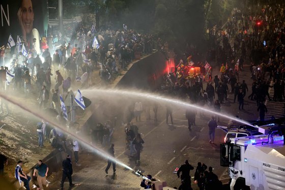 텔아비브에서 사법 개혁에 반대하는 시위대에게 경찰이 물대포를 쏘고 있다. 로이터=연합뉴스