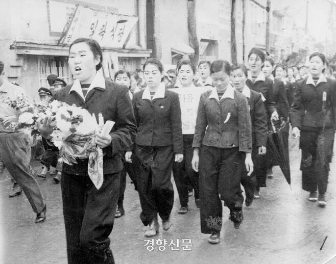1960년 4월 김주열군의 사망을 애도하며 가두시위를 전개하는 고등학생들. 경향신문사DB