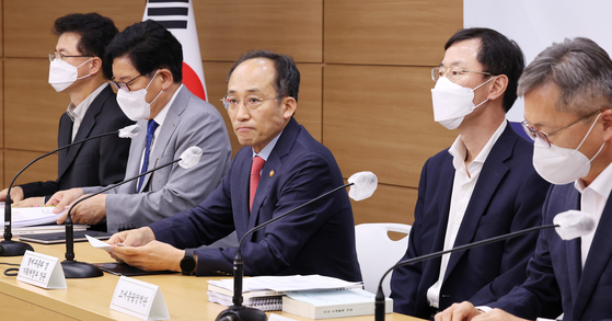 Finance Minister Choo Kyung-ho, center, attends a press meeting to explain about the government's plans to revise tax laws at the government complex in Sejong in July 2022. [YONHAP]