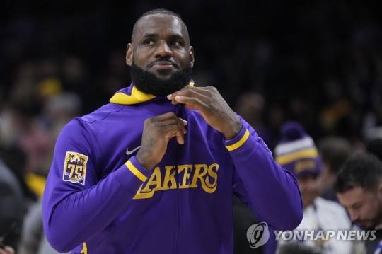 코트 나서는 제임스[AP=연합뉴스]